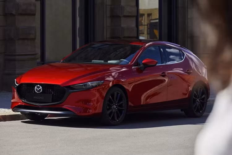 Xe còn được trang bị hệ thống giám sát cảnh báo mất tập trung phát hiện người lái khi phân tâm, xe sẽ báo động bằng âm thanh đồng thời hiển thị thông báo trên màn hình. Đặc biệt Mazda3 cũng có thể phát hiện chướng ngại vật phía trước, trong đó có người đi bộ.