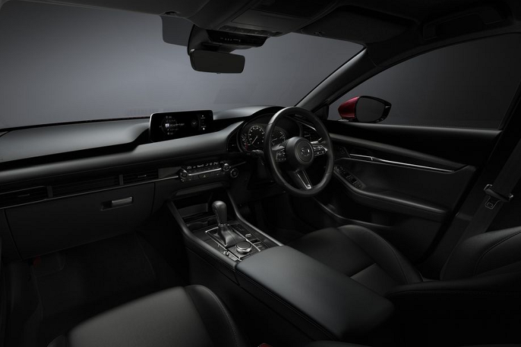 Tất cả phiên bản Mazda3 2024 đều có màn hình thông tin giải trí mới theo phong cách của những mẫu SUV Mazda. Xét về kích thước thì màn hình Mazda3 có kích thước 10,25 inch (nhỏ hơn 12,3 inch của các mẫu SUV), dẫu sao đây cũng đã nâng cấp hơn thế hệ cũ khi màn hình chỉ có 8,8 inch.