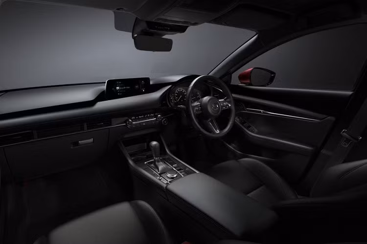 Tất cả phiên bản Mazda3 2024 đều có màn hình thông tin giải trí mới theo phong cách của những mẫu SUV Mazda. Xét về kích thước thì màn hình Mazda3 có kích thước 10,25 inch (nhỏ hơn 12,3 inch của các mẫu SUV), dẫu sao đây cũng đã nâng cấp hơn thế hệ cũ khi màn hình chỉ có 8,8 inch.