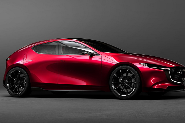 Trên Mazda3 2024 nâng cấp, điểm mới nhất là đèn báo rẽ tạo hiệu ứng mờ dần, Mazda gọi là "Dimming Turn Signal" từng xuất hiện lần đầu trên Mazda CX-30. Về ngoại thất Mazda3 2024 sẽ có màu mới Ceramic Metallic thay cho màu Sonic Silver.