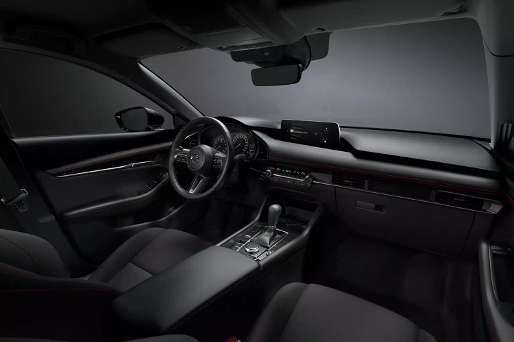 Ngoài ra, chân ga của Mazda3 đã được cân chỉnh lại. Bên cạnh đó, Mazda 3 2024 bổ sung khởi động động cơ từ xa từ điện thoại thông minh thông qua ứng dụng My Mazda.