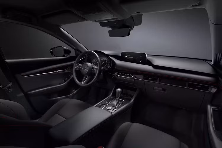 Ngoài ra, chân ga của Mazda3 đã được cân chỉnh lại. Bên cạnh đó, Mazda 3 2024 bổ sung khởi động động cơ từ xa từ điện thoại thông minh thông qua ứng dụng My Mazda.