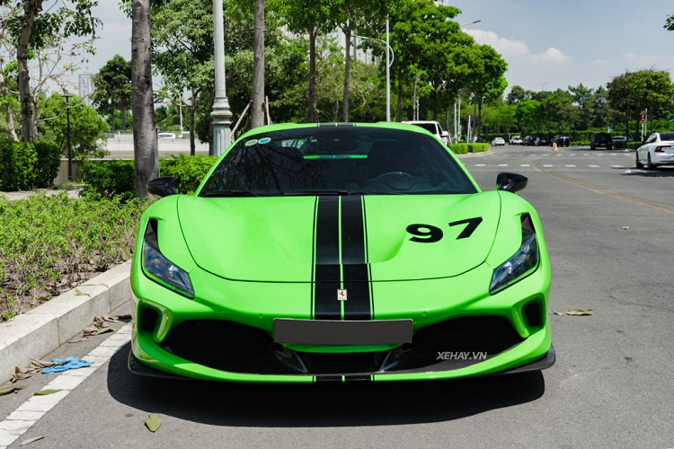 Thời điểm mới ra mắt, giá xe Ferrari F8 Spider khởi điểm từ 300.000 USD (khoảng 7 tỷ đồng), cạnh tranh với Lamborghini Huracan EVO và Audi R8 V10 Spyder. Giá bán của xe tại Việt Nam không được công bố, nhưng được ước tính hơn 23 tỷ đồng. Từ tháng 3/2022, hãng xe xứ Modena đã ngừng nhận đơn đặt hàng cho dòng F8 trên toàn cầu.