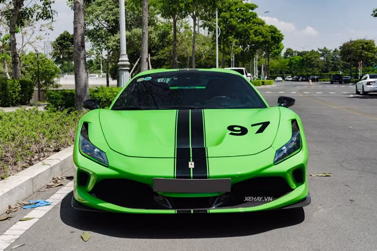 Thời điểm mới ra mắt, giá xe Ferrari F8 Spider khởi điểm từ 300.000 USD (khoảng 7 tỷ đồng), cạnh tranh với Lamborghini Huracan EVO và Audi R8 V10 Spyder. Giá bán của xe tại Việt Nam không được công bố, nhưng được ước tính hơn 23 tỷ đồng. Từ tháng 3/2022, hãng xe xứ Modena đã ngừng nhận đơn đặt hàng cho dòng F8 trên toàn cầu.