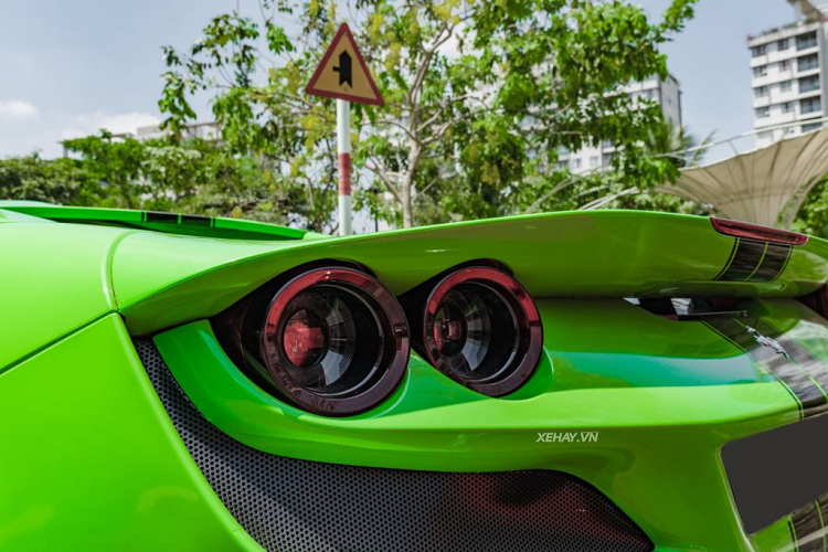 Sức mạnh này được truyền đến bánh sau của xe thông qua hộp số tự động ly hợp kép 7 cấp, nhờ đó, siêu xe mui trần này có thể tăng tốc lên 100 km/h từ vị trí xuất phát trong thời gian chỉ 2,9 giây, trước khi đạt vận tốc tối đa 325 km/h khi mở mui. Nếu muốn đạt vận tốc 340 km/h, khách hàng cần đóng mui Ferrari F8 Spider lại.