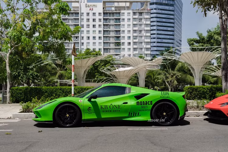 Xe được trang bị bộ la-zăng sơn màu đen bóng hình ngôi sao có kích thước 20 inch, kết hợp hệ thống phanh gốm với cùm phanh màu đen tone sur tone cá tính.