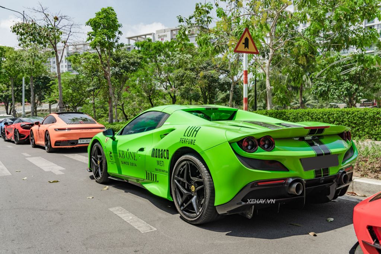 Những chi tiết đáng chú ý khác bao gồm hệ thống 2 ghế ngồi phong cách thể thao, các điểm nhấn bằng nhôm và sợi carbon, màn hình thông tin giải trí dạng cảm ứng cỡ 7 inch bên phía hành khách... Cung cấp sức mạnh cho Ferrari F8 Spider là cỗ máy V8 3.9 lít Bi-Turbo, sản sinh công suất 711 mã lực và mô-men xoắn cực đại 770 Nm