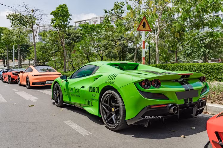 Những chi tiết đáng chú ý khác bao gồm hệ thống 2 ghế ngồi phong cách thể thao, các điểm nhấn bằng nhôm và sợi carbon, màn hình thông tin giải trí dạng cảm ứng cỡ 7 inch bên phía hành khách... Cung cấp sức mạnh cho Ferrari F8 Spider là cỗ máy V8 3.9 lít Bi-Turbo, sản sinh công suất 711 mã lực và mô-men xoắn cực đại 770 Nm