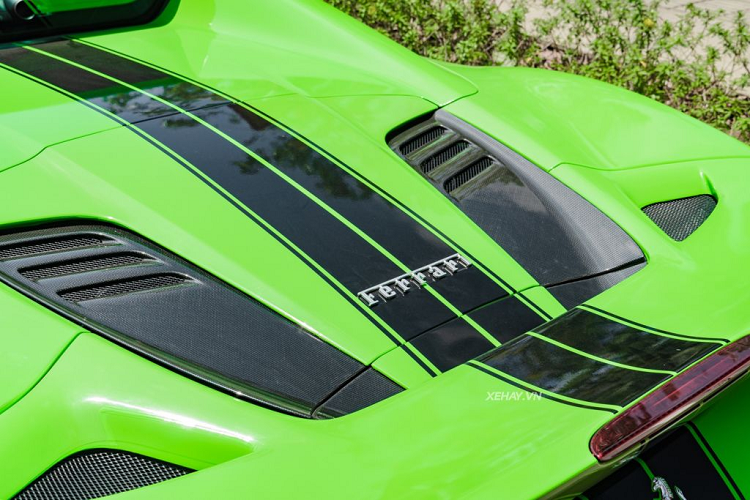 Ferrari F8 Spider thực ra chính là phiên bản mui trần của F8 Tributo. Mui xe được thiết kế hai mảnh, có thể đóng/mở bằng điện trong vòng 14 giây thông qua một nút bấm bên trong cabin ngay cả khi xe đang di chuyển với vận tốc dưới 50 km/h.