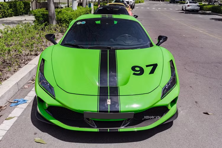 Được biết, ngay sau khi xe được đưa về nước, chủ sở hữu đã mạnh tay chi tiền mua thêm các bộ phận carbon chính hãng để độ lại xe. Các chi tiết đã được nâng cấp trên chiếc xe này có cánh chia gió ở hốc gió bên hông và một vài vị trí bên trong nội thất. Đáng chú ý, chiếc siêu xe Ferrari F8 Spider này còn được trang bị thêm cả hệ thống camera 360 độ.