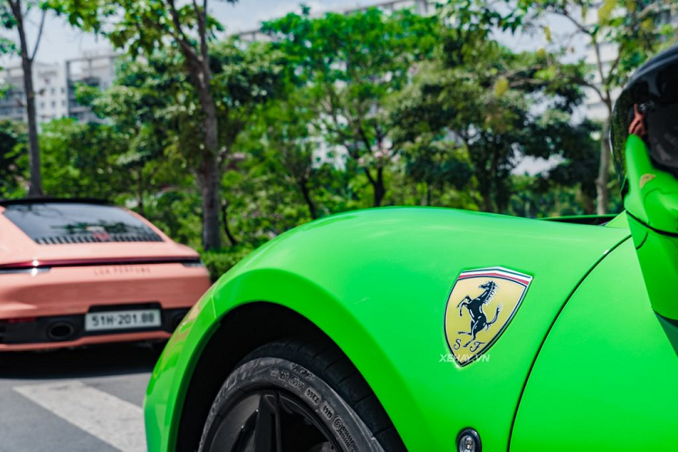 F8 Spider sở hữu ngôn ngữ thiết kế "S-Duct" với họng hút gió trước lấy cảm hứng từ xe đua F1, giúp tăng thêm 15% lực ép xuống mặt đường so với mẫu xe tiền nhiệm. Phần đầu xe nổi bật với cụm đèn pha dạng Full-LED nằm ngang thanh mảnh, gọn gàng hơn, các khe hút gió mới đặt ngay bên trên giúp cải thiện luồng khí trong vòm bánh xe trước.