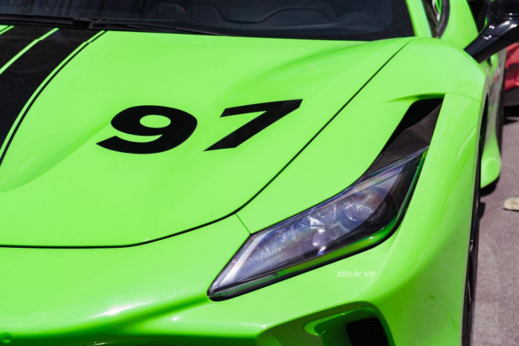 Nắp động cơ của F8 Spider cũng được chuyển sang dạng kín thay vì có thể nhìn xuyên thấu như F8 Tributo. Về nội thất, toàn bộ khoang cabin của xe vẫn được giữ nguyên màu đen huyền bí. Xe được trang bị cụm đồng hồ kỹ thuật số có kích thước lớn, vẫn mang thiết kế truyền thống của Ferrari với đồng hồ vòng tua được bố trí ở chính giữa