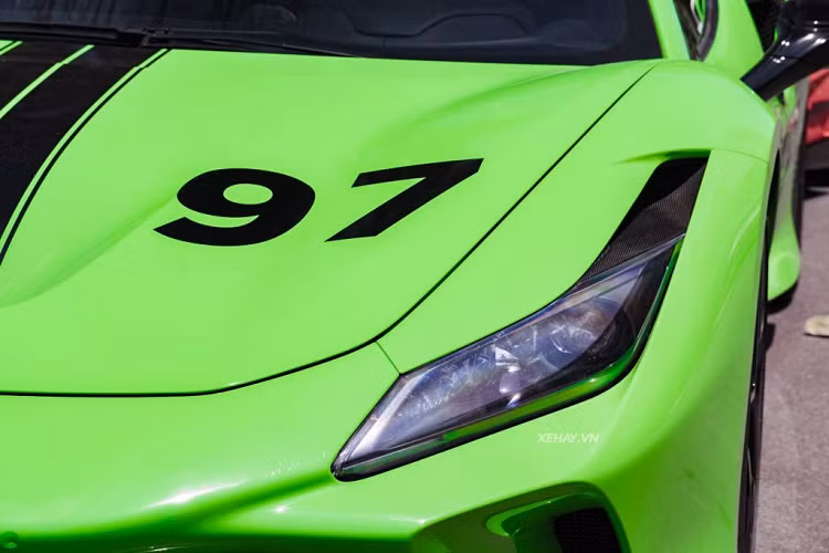 Nắp động cơ của F8 Spider cũng được chuyển sang dạng kín thay vì có thể nhìn xuyên thấu như F8 Tributo. Về nội thất, toàn bộ khoang cabin của xe vẫn được giữ nguyên màu đen huyền bí. Xe được trang bị cụm đồng hồ kỹ thuật số có kích thước lớn, vẫn mang thiết kế truyền thống của Ferrari với đồng hồ vòng tua được bố trí ở chính giữa