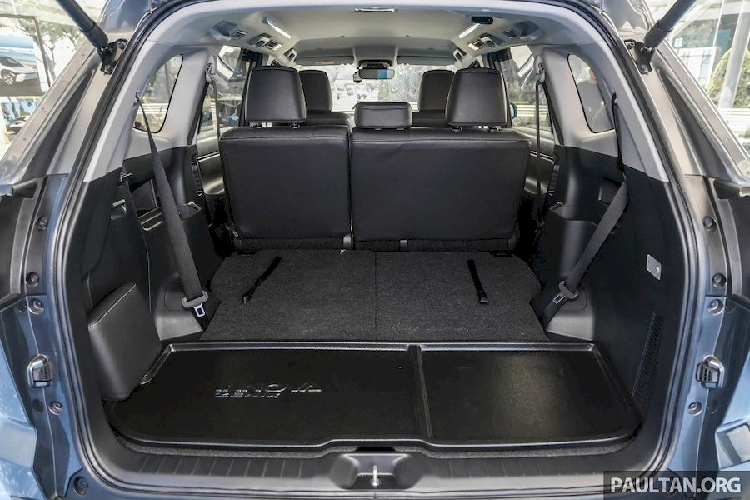 Toyota Innova thế hệ mới nhiều khả năng sẽ ra mắt Việt Nam vào nửa cuối năm nay và cũng có phiên bản hybrid. Hiện các đại lý đã bắt đầu nhận cọc cho mẫu MPV này. Hiện tại, Innova bản cũ đang được phân phối ở nước ta với 4 phiên bản, đi kèm giá bán từ 755 đến 955 triệu đồng.