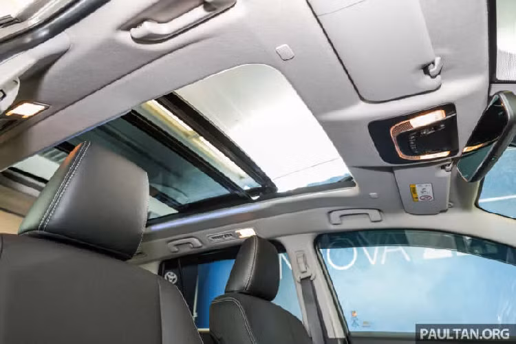 Gói này bao gồm những tính năng như phanh khẩn cấp tự động Pre-Collision System, hệ thống kiểm soát hành trình thích ứng, đèn pha tự động, cảnh báo lệch làn đường, hỗ trợ bám làn đường và hỗ trợ nhận biết biển báo giao thông. Không chỉ vậy, xe còn có hệ thống cảnh báo điểm mù, cảnh báo phương tiện cắt ngang khi lùi, camera 360 độ, cảnh báo áp suất lốp, 8 cảm biến hỗ trợ đỗ xe chia đều trước/sau và camera hành trình. Cung cấp sức mạnh cho Toyota Innova Zenix 2023 vẫn là 2 tùy chọn động cơ: