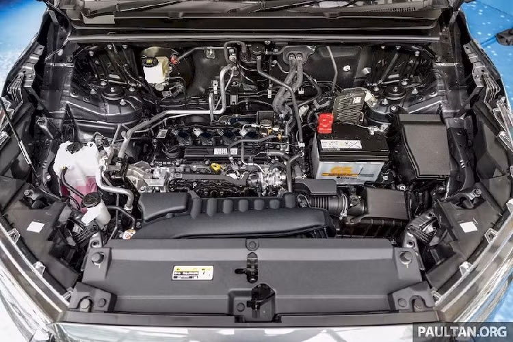 Ở khu vực mặt táp lô, Innova thế hệ mới có màn hình giải trí kích thước 10,1 inch đặt nổi với thiết kế nằm ngang hỗ trợ Apple CarPlay/Android Auto không dây và hệ thống âm thanh 6 loa. Bên cạnh đó, xe còn được trang bị hệ thống phanh tay điện tử &amp; giữ phanh tự động. Các trang bị an toàn trên Toyota Innova Zenix 2023 ở Malaysia gồm có 6 túi khí và gói Toyota Safety Sense 3.0.