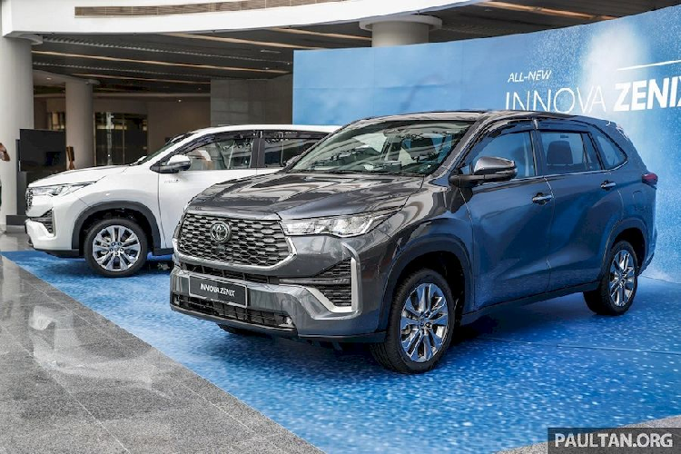 Mẫu xe MPV Toyota Innova Zenix 2023 trình làng tại Malaysia với hai phiên bản 2.0 V và 2.0 HEV, đi kèm giá bán lần lượt là 165.000 RM (khoảng 830 triệu đồng) và 202.000 RM (1,016 tỷ đồng). Như vậy, so với xe ở Indonesia và Philippines, mẫu MPV này ở Malaysia có giá cao hơn đáng kể.