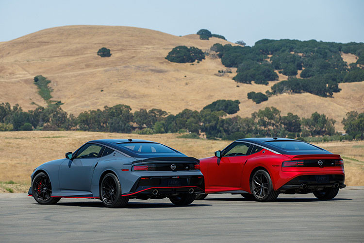 Ghế Recaro trên Z Nismo 2024 được bọc bằng sự kết hợp giữa da và Alcantara với phần trung tâm màu đỏ và logo Nismo trên tựa đầu. Vô-lăng cũng được làm mới, hoàn chỉnh với điểm nhấn màu đỏ ở vị trí 12 giờ, tạo nên không gian nội thất thể thao.