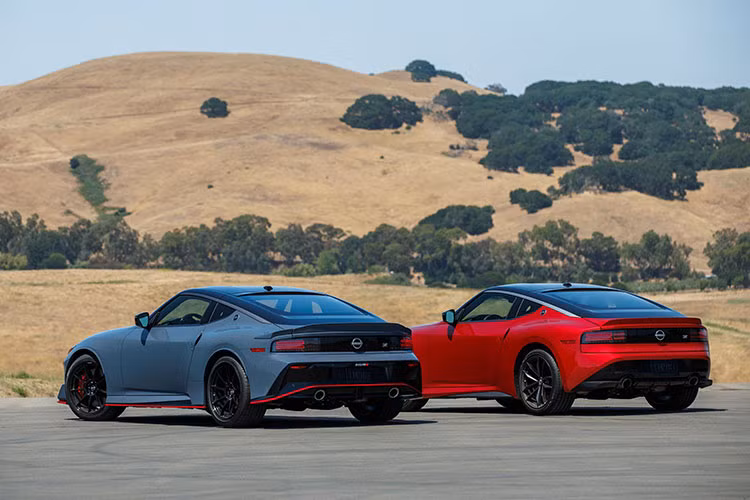 Ghế Recaro trên Z Nismo 2024 được bọc bằng sự kết hợp giữa da và Alcantara với phần trung tâm màu đỏ và logo Nismo trên tựa đầu. Vô-lăng cũng được làm mới, hoàn chỉnh với điểm nhấn màu đỏ ở vị trí 12 giờ, tạo nên không gian nội thất thể thao.