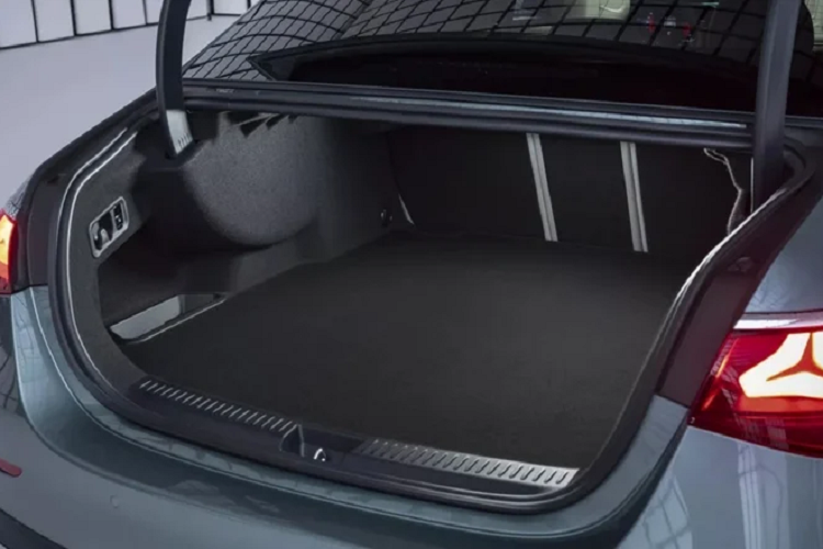 Có thể hãng xe Đức không muốn cạnh tranh với ngay chiếc EQE thuần điện vốn được xem là phiên bản chạy điện của chính E-Class. Tại Châu Âu, Mercedes-Benz E-class 2024 trang bị 1 động cơ xăng 2.0L 4 xi lăng trên tất cả phiên bản, kết hợp cùng với động cơ điện tùy theo sức mạnh động cơ.