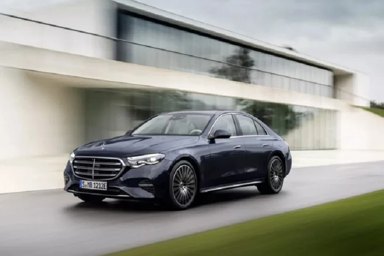 Cụ thể chiều dài cơ sở tăng thêm 22mm và đạt mức 2.961 mm, trong khi chiều dài tổng thể 4.949 mm. Không gian chỗ để chân cũng tăng thêm đáng kể so với trước đây.Bảng điều khiển, đồng hồ lái và màn hình đa thông tin của E-Class thế hệ mới có nhiều điểm gợi nhớ đến hai mẫu xe điện EQE và EQS, thay vì tương đồng với những dòng xe động cơ đốt trong của Mercedes-Benz.