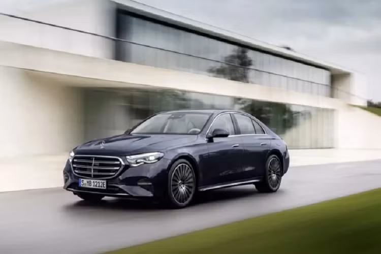 Cụ thể chiều dài cơ sở tăng thêm 22mm và đạt mức 2.961 mm, trong khi chiều dài tổng thể 4.949 mm. Không gian chỗ để chân cũng tăng thêm đáng kể so với trước đây.Bảng điều khiển, đồng hồ lái và màn hình đa thông tin của E-Class thế hệ mới có nhiều điểm gợi nhớ đến hai mẫu xe điện EQE và EQS, thay vì tương đồng với những dòng xe động cơ đốt trong của Mercedes-Benz.