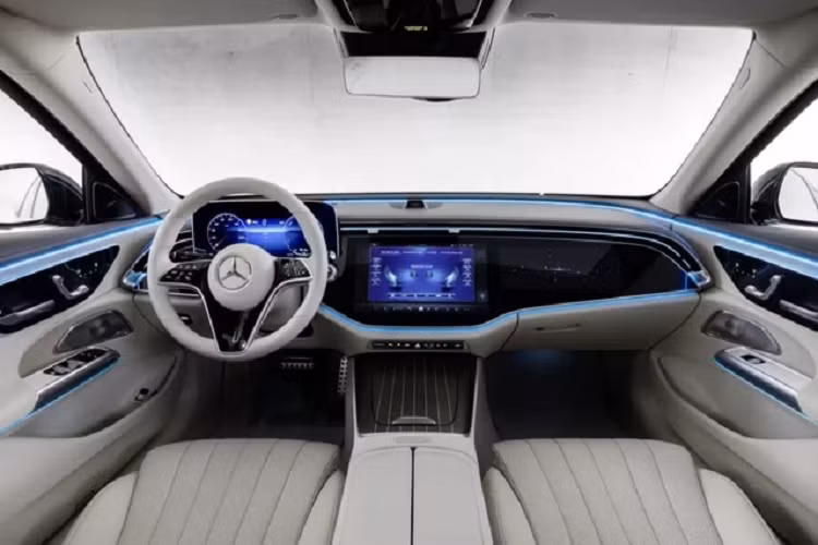 Các phiên bản Progessive sẽ có lưới tản nhiệt kim cương với hàng tá họa tiết ngôi sao ba cánh nhỏ. Trong khi đó phiên bản Classic sẽ có lưới tản nhiệt 3 nan ngang đặc trưng của Daimler. Không gian bên trong E-Class 2024 có được sự rộng rãi tương tự S-Class và nhỉnh hơn đáng kể C-Class.