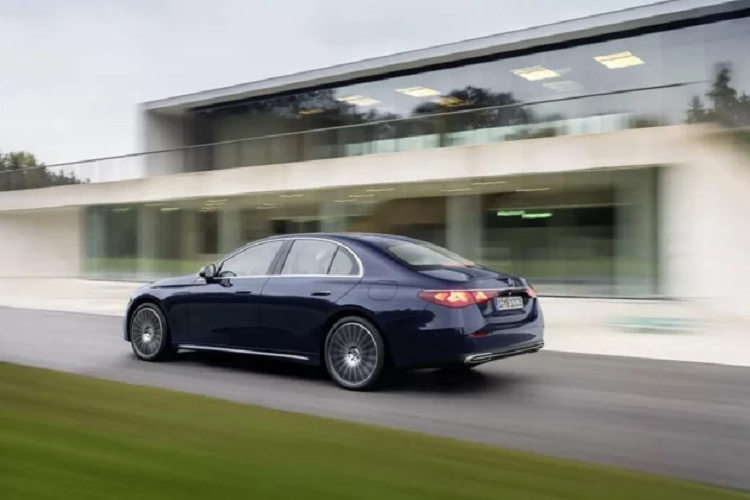 Mercedes-Benz E-Class 2024 được trang bị màn hình đặt nổi sau vô lăng và một màn hình giải trí MBUX trung tâm bảng táp lô. Ngoài ra, hãng xe Đức còn cung cấp tùy chọn màn hình giải trí thứ ba phía hành khách. Hãng xe Đức còn mang đến một tương lai đáng kỳ vọng với kết nối đa nền tảng và đa ứng dụng giải trí, kết hợp cùng các nền tảng mạng xã hội.