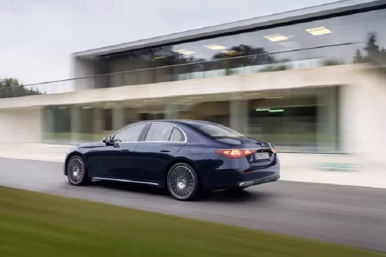 Mercedes-Benz E-Class 2024 được trang bị màn hình đặt nổi sau vô lăng và một màn hình giải trí MBUX trung tâm bảng táp lô. Ngoài ra, hãng xe Đức còn cung cấp tùy chọn màn hình giải trí thứ ba phía hành khách. Hãng xe Đức còn mang đến một tương lai đáng kỳ vọng với kết nối đa nền tảng và đa ứng dụng giải trí, kết hợp cùng các nền tảng mạng xã hội.