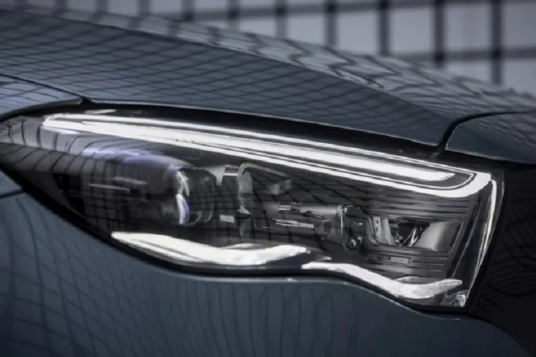 Chính vì vậy, hãng xe Đức cung cấp gói nâng câp Technology Pack bao gồm hệ thống theo khí nén có thể tùy chỉnh độ đàn hồi thích ứng và hệ thống chuyển hướng ở bánh sau, giúp E-Class 2024 giảm bán kính quay vòng.