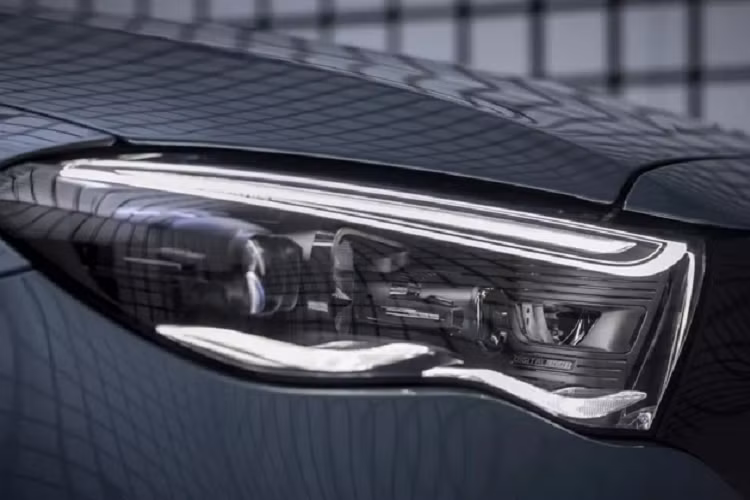 Chính vì vậy, hãng xe Đức cung cấp gói nâng câp Technology Pack bao gồm hệ thống theo khí nén có thể tùy chỉnh độ đàn hồi thích ứng và hệ thống chuyển hướng ở bánh sau, giúp E-Class 2024 giảm bán kính quay vòng.