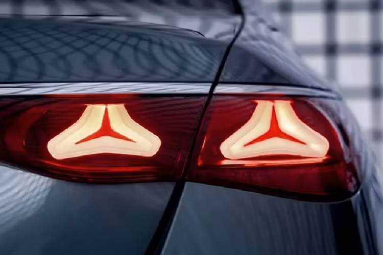 Mercedes-Benz E-Class 2024 vẫn trang bị tiêu chuẩn hệ thống treo với lò xo cuộn truyền thống trên toàn cầu. Tuy nhiên với một chiếc xe hạng sang, người dùng luôn đòi hỏi tùy chọn hệ thống treo khí nén.