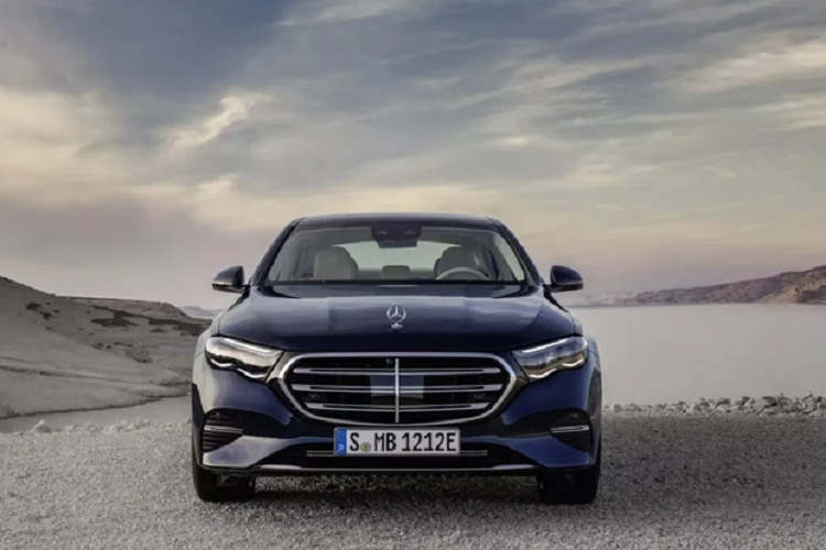 Chính vì vậy, nội thất E-Class 2024 có cả camera selfie kết nối cùng các ứng dụng và trò chơi phổ biến hiện nay như Tik Tok, Angry Birds, nền tảng stream video... Tất nhiên, Mercedes-Benz đã can thiệp bằng công nghệ hạn chế tầm quan sát từ người lái, tránh bị phân tâm khi xem màn hình giải trí phía hành khách.