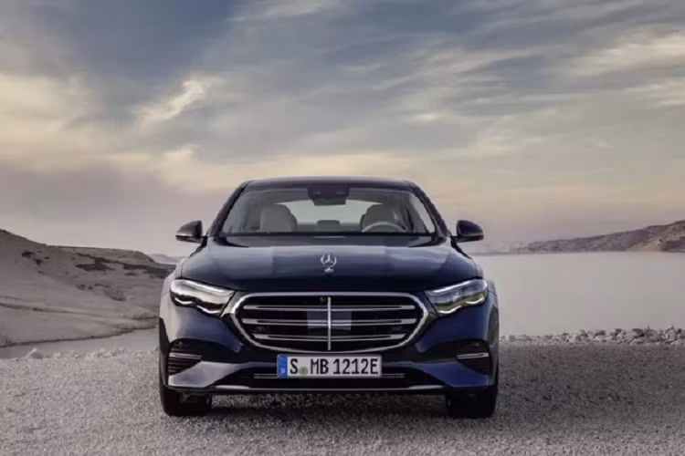 Chính vì vậy, nội thất E-Class 2024 có cả camera selfie kết nối cùng các ứng dụng và trò chơi phổ biến hiện nay như Tik Tok, Angry Birds, nền tảng stream video... Tất nhiên, Mercedes-Benz đã can thiệp bằng công nghệ hạn chế tầm quan sát từ người lái, tránh bị phân tâm khi xem màn hình giải trí phía hành khách.