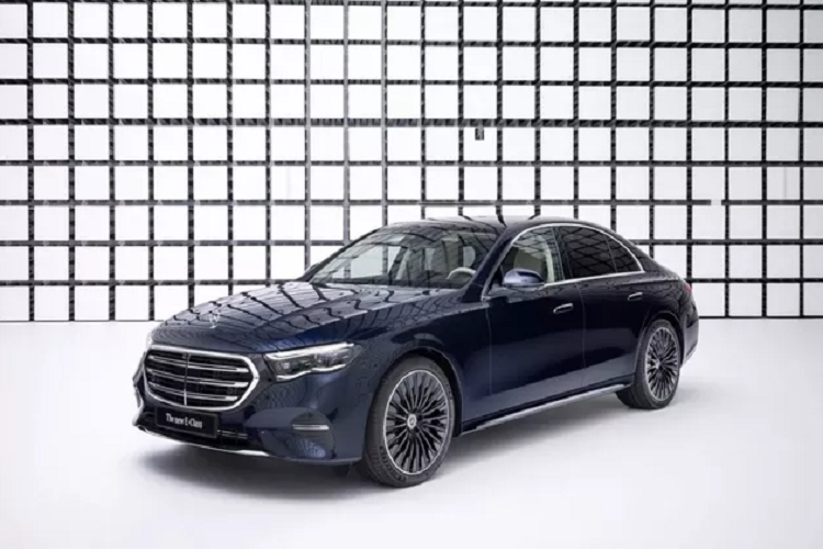 Tuy nhiên, mẫu xe sedan Mercedes-Benz E-Class 2024 vẫn có những chi tiết tương tự mẫu compact đàn em C-Class, giúp mẫu xe này khó lẫn với những dòng xe khác. Có thể kể đến như cụm lưới tản nhiệt sơn đen piano, hay đèn hậu có đồ họa ngôi sao ba cánh đặc trưng. Tùy phiên bản mà hãng xe Đức sẽ thay đổi các thiết kế nhận diện.