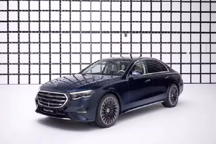 Tuy nhiên, mẫu xe sedan Mercedes-Benz E-Class 2024 vẫn có những chi tiết tương tự mẫu compact đàn em C-Class, giúp mẫu xe này khó lẫn với những dòng xe khác. Có thể kể đến như cụm lưới tản nhiệt sơn đen piano, hay đèn hậu có đồ họa ngôi sao ba cánh đặc trưng. Tùy phiên bản mà hãng xe Đức sẽ thay đổi các thiết kế nhận diện.