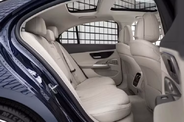 Ba phiên bản hybrid của Mercedes E-Class 2024 có công suất như sau: Mercedes-Benz E200 RWD có công suất 201 mã lực. Mercedes-Benz E200d RWD và 4Matic có công suất 194 mã lực. Đi kèm với động cơ điện có công suất từ 20 – 23 mã lực cho thời gian tăng tốc từ 0-100 km/h trong 7,8 giây và tốc độ tối đa đạt 238 km/h.