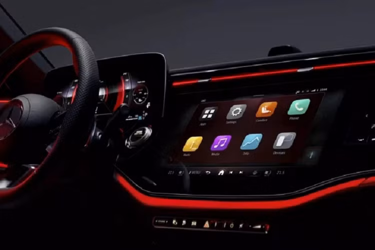 Mercedes cho biết đã chế tạo thành công bộ xử lý mới mạnh mẽ hơn và thay thế rất nhiều công việc của những phần cứng trước đây, từ đó giúp cải thiện khả năng làm việc của động cơ điện trên E-Class 2024. Tuy nhiên, E-Class thế hệ thứ 6 hoàn toàn mới vẫn chưa có phiên bản thuần điện. Mercedes chỉ cung cấp phiên bản động cơ hybrid và plug-in hybrid cho mẫu xe này.