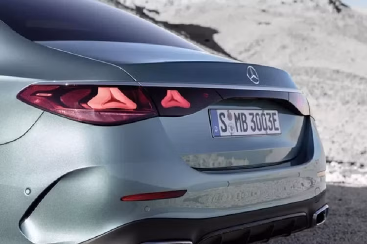 Giá xe Mercedes-Benz E-Class 2024 sẽ được công bố khi chiếc xe này đến tay khách hàng vào cuối năm nay. Dự đoán, xe sẽ về thị trường Việt Nam vào cuối năm nay.