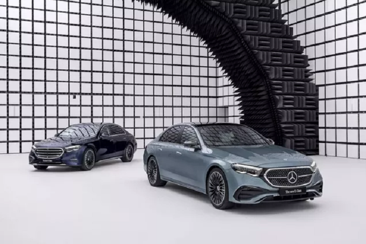 Như những hình ảnh được hé lộ trước đây, Mercedes-Benz E-Class 2024 mới có thiết kế thay đổi hoàn so với thế hệ tiền nhiệm. Rất nhiều điểm nhấn trên ngoại thất E-Class 2024 kế thừa từ đàn anh S-Class thế hệ mới. Không chỉ thiết kế mặt ca-lăng mà còn có những chi tiết như tay nắm cửa hay đường viền mạ chrome trải rộng suốt phần đuôi xe.