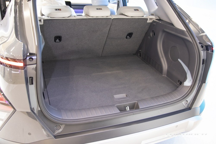 Ngoài ra còn một số nét đặc trưng như ống xả 2 đầu hình tròn, cánh gió mui chia làm 2 phần và không được ốp nhựa màu đen ở quanh các bánh xe. Nội thất trang bị cặp màn hình 12,3 inch. Màn hình giải trí có hỗ trợ kết nối Apple CarPlay/Android Auto bản mới nhất.