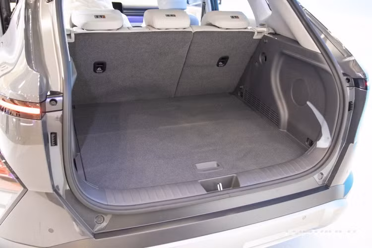 Ngoài ra còn một số nét đặc trưng như ống xả 2 đầu hình tròn, cánh gió mui chia làm 2 phần và không được ốp nhựa màu đen ở quanh các bánh xe. Nội thất trang bị cặp màn hình 12,3 inch. Màn hình giải trí có hỗ trợ kết nối Apple CarPlay/Android Auto bản mới nhất.