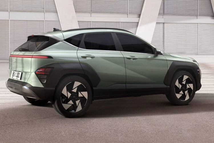 Một số trang bị đáng chú ý trên Hyundai Kona 2024 bao gồm ghế trước có sưởi ấm, ghi nhớ vị trí ngồi ưa thích, sưởi vô-lăng, sạc không dây, đèn trang trí, cửa khoang hành lý chỉnh điện, điều hòa 2 vùng độc lập và định vị vệ tinh.