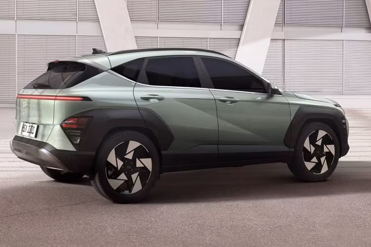 Một số trang bị đáng chú ý trên Hyundai Kona 2024 bao gồm ghế trước có sưởi ấm, ghi nhớ vị trí ngồi ưa thích, sưởi vô-lăng, sạc không dây, đèn trang trí, cửa khoang hành lý chỉnh điện, điều hòa 2 vùng độc lập và định vị vệ tinh.