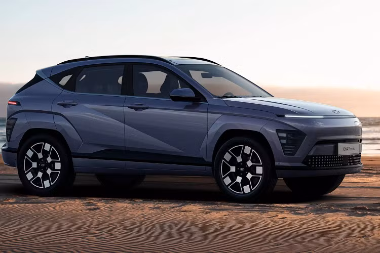 Trong số đó, một loại động cơ xăng hút khí tự nhiên được sắp xếp dành riêng cho những bản cấu hình thấp cấp, rồi đến lượt loại động cơ xăng tăng áp và cuối cùng là cơ chế hybrid kết hợp động cơ xăng hút khí tự nhiên với mô-tơ điện.