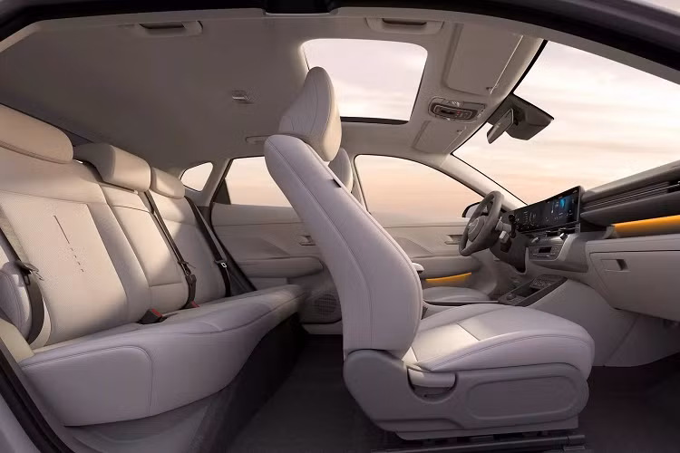 Nằm bên dưới là cụm đèn pha LED hình tứ giác, được đặt trong ốp màu đen nối liền với hốc bánh. Ở hai bên lưới tản nhiệt được đặt khá thấp là khe gió hình tam giác với viền màu xám bao quanh. Trong khi đó, hốc gió trung tâm của xe có thiết kế khá hẹp và nằm dưới lưới tản nhiệt.