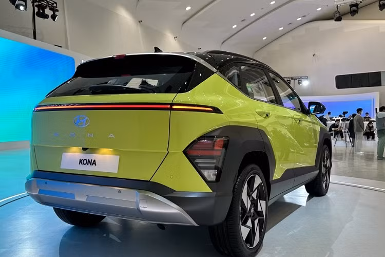 Theo Hyundai, ngay cả khi ghế trước không dịch lên trên, hành khách cao 1,8 m vẫn ngồi thoải mái ở ghế sau nhờ không gian để chân phía sau rộng hơn 77 mm. Trong khi đó, thể tích khoang hành lý tăng 30% so với thế hệ cũ, đạt tối đa 723 lít nếu gập hàng ghế sau.