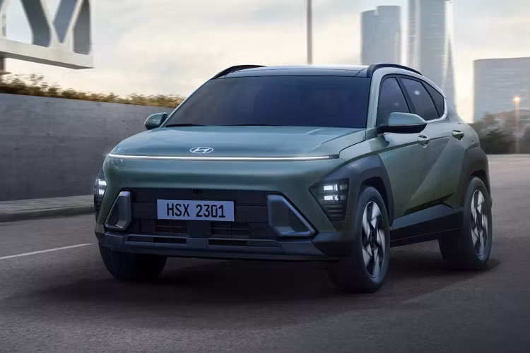 Sườn xe sở hữu những đường dập gân nổi bật, đường chân kính mạ chrome hất lên ở cột C, nối với cánh gió mui và hốc bánh vuông vức với nẹp màu đen dày dặn.Phía sau hạn chế tối đa các chi tiết trang trí và xuất hiện những đường cong đẹp mắt. Đèn hậu đặt thấp thống nhất với đèn pha phía trước.