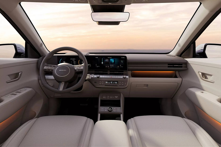 Ngoại thất kế thừa kiểu dáng tổng thể của đời cũ, nhưng thay đổi nhiều chi tiết hướng tới tương lai, biến Hyundai Kona 2024 giống như một mẫu xe thuần điện dù vẫn đang chủ yếu vận hành bằng động cơ đốt trong.Đèn định vị LED nằm ngang chạy quanh đầu xe và ôm lấy nắp ca-pô, một nét đặc trưng thừa hưởng từ Staria, Stargazer hay Grandeur.