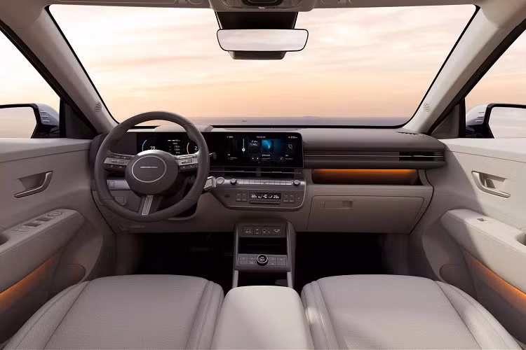 Ngoại thất kế thừa kiểu dáng tổng thể của đời cũ, nhưng thay đổi nhiều chi tiết hướng tới tương lai, biến Hyundai Kona 2024 giống như một mẫu xe thuần điện dù vẫn đang chủ yếu vận hành bằng động cơ đốt trong.Đèn định vị LED nằm ngang chạy quanh đầu xe và ôm lấy nắp ca-pô, một nét đặc trưng thừa hưởng từ Staria, Stargazer hay Grandeur.